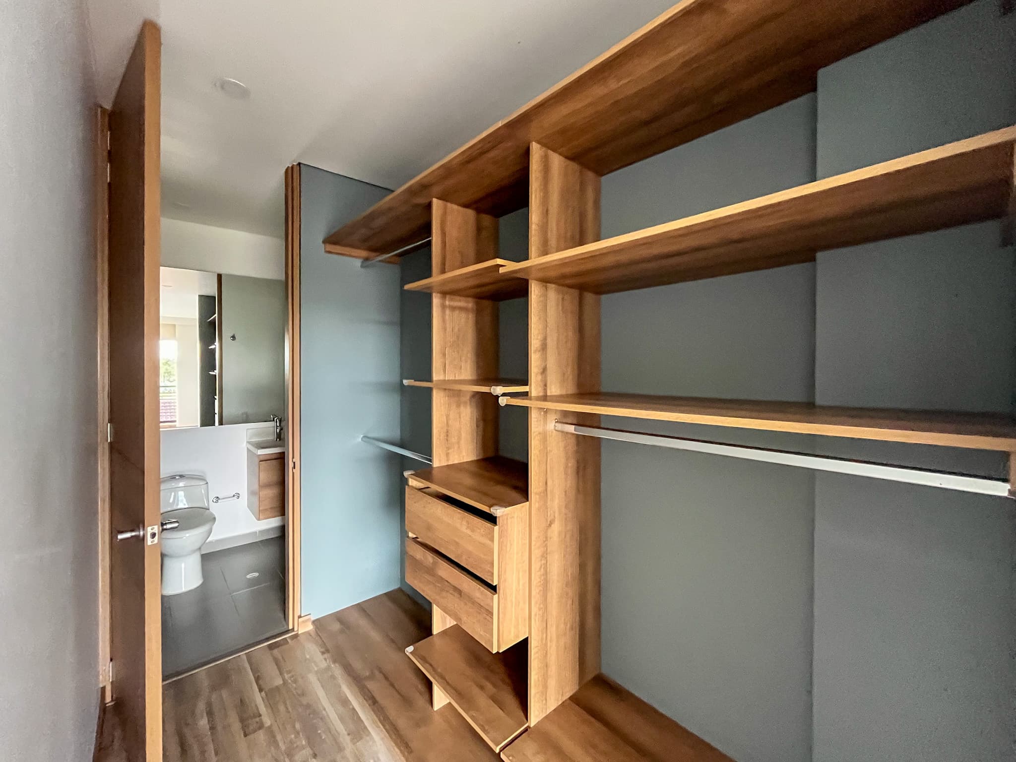 Vestier en aglomerado laminado MDP con baño completo al fondo