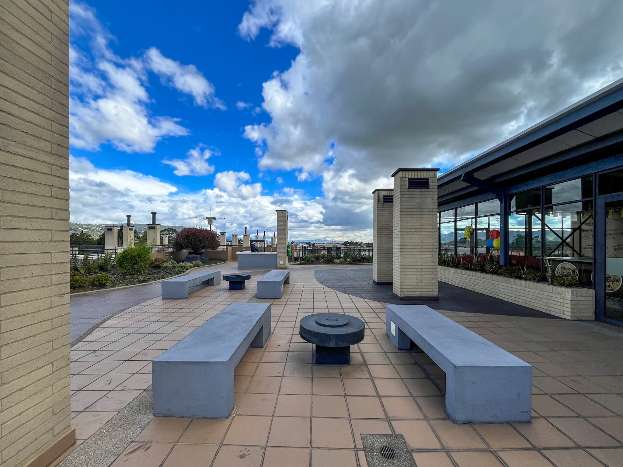 Terraza rooftop — Zonas de estar al aire libre con cielo abierto.
