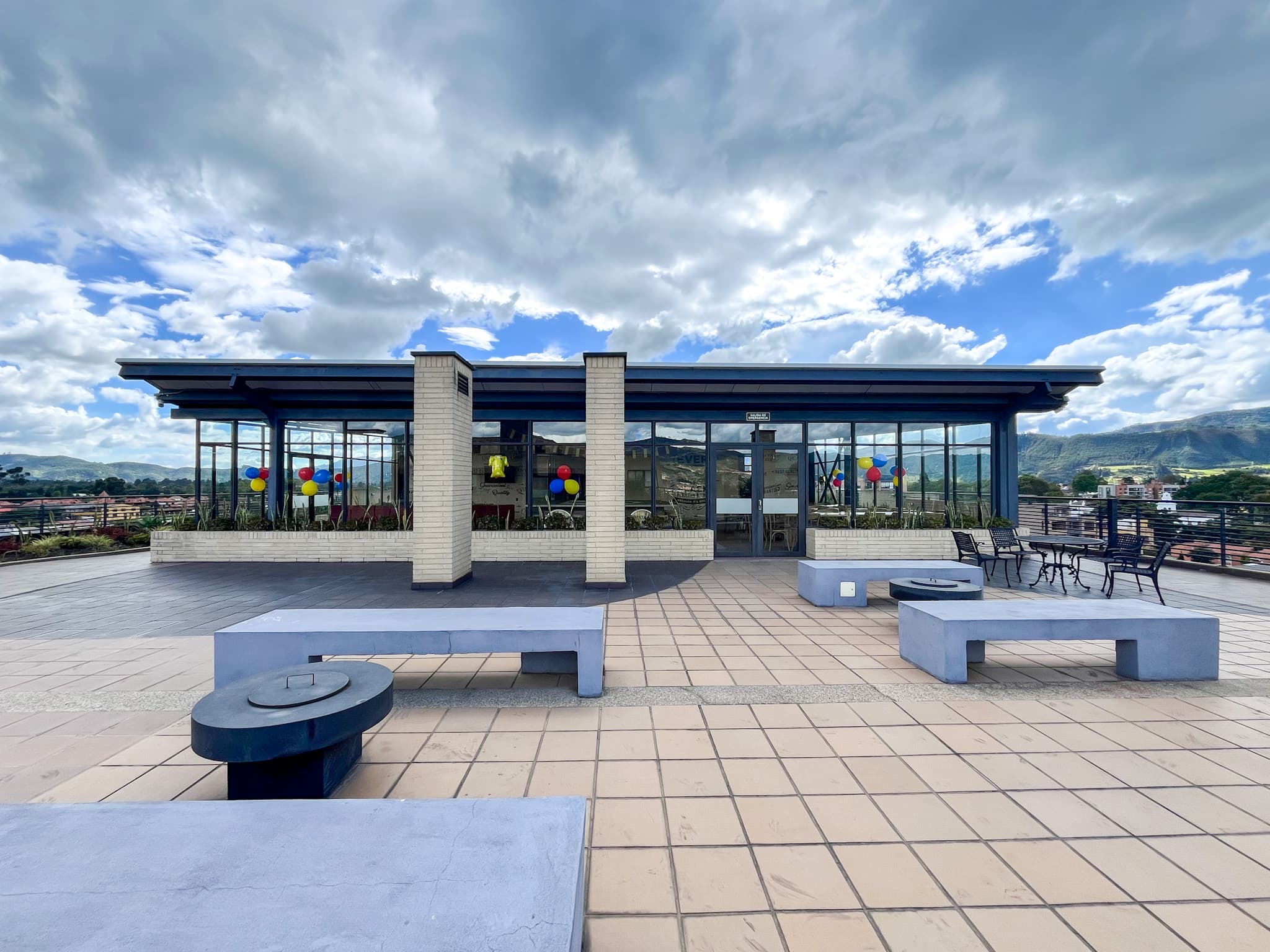 Vista 360° — Mirador sobre la sabana de Bogotá y los cerros.