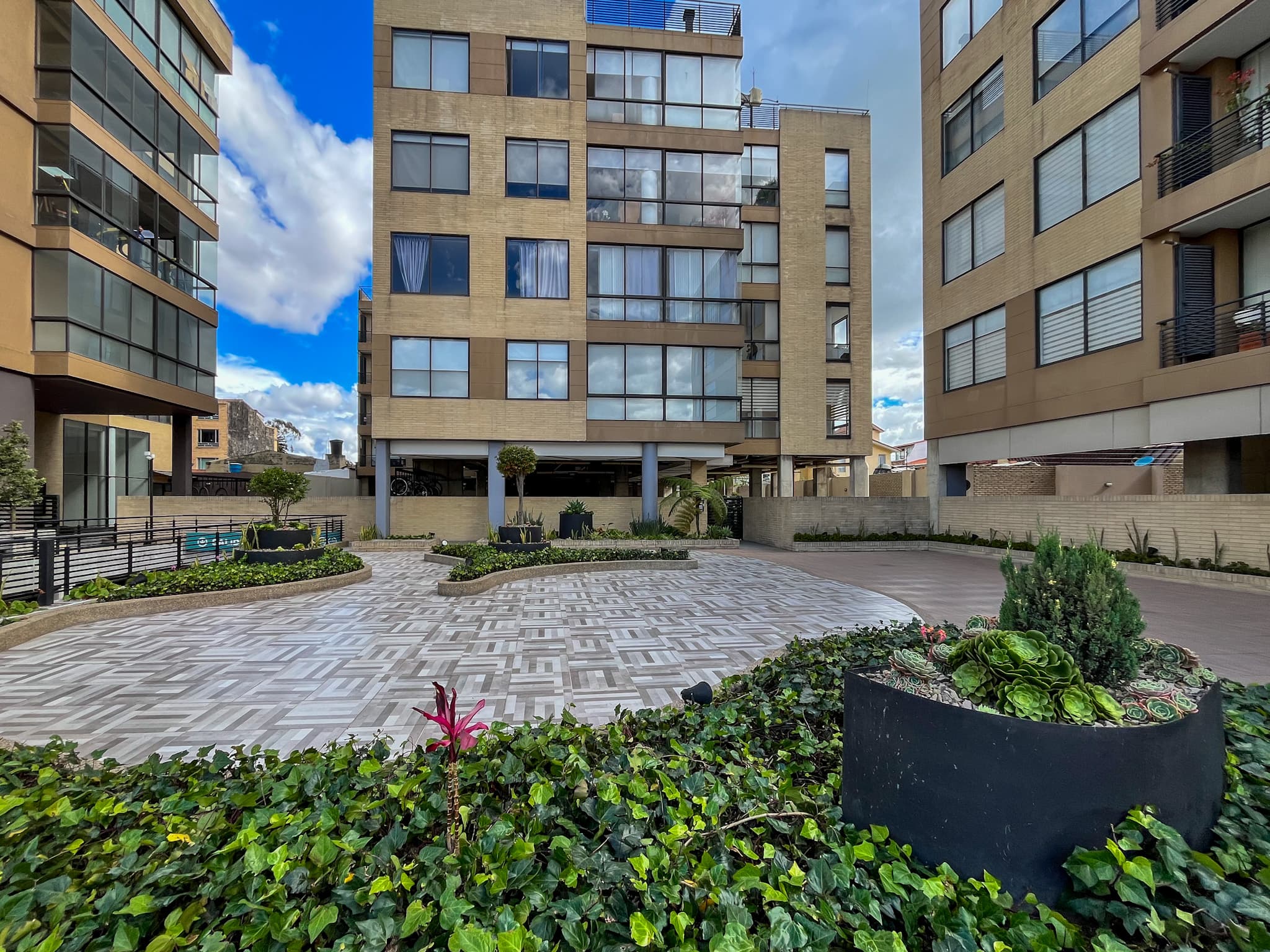 Jardines interiores — Zonas verdes y senderos entre las torres.