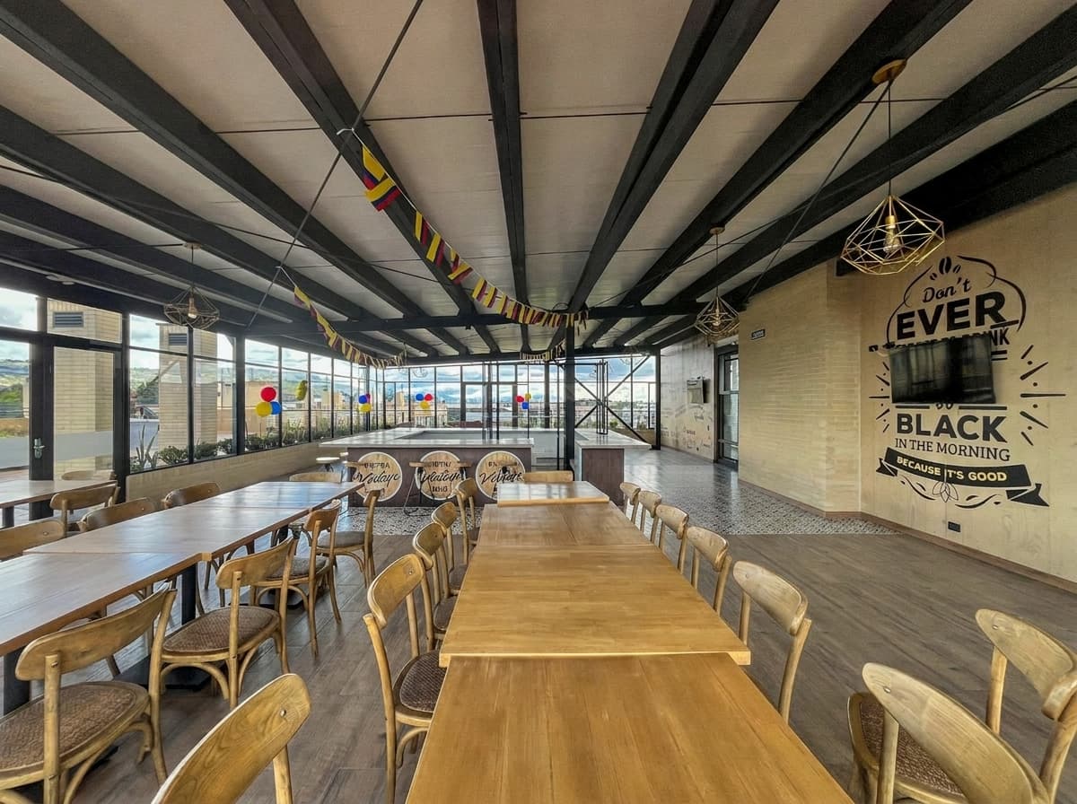 Cocina en L con mesón en granito negro y muebles en aglomerado laminado MDP
