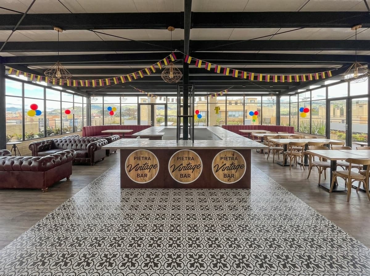 Pietra Vintage Bar en la terraza rooftop con sofás Chesterfield y vista panorámica